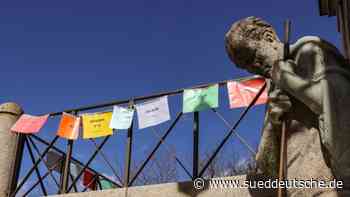 Dachau: An der Kirche St. Jakob wurden Friedensbotschaften aufgehängt - Süddeutsche Zeitung - SZ.de