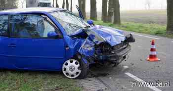 Auto botst tegen boom in Riel, bestuurder raakt gewond - BD.nl