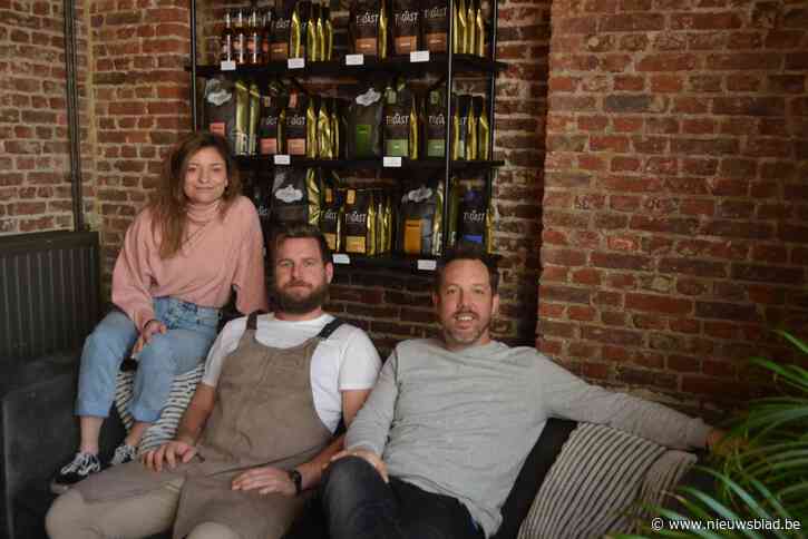 Koffiebrander Toon (40) en cateraars Ines (26), Frank (36) en Sam (28) slaan de handen in elkaar om Hoveniershuis nog meer uitstraling te geven