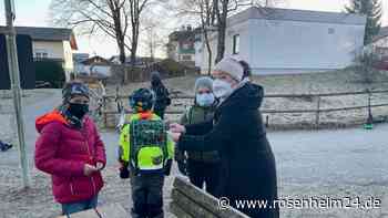 Kinder gehen für Hausaufgabengutschein zu Fuß in die Bernauer Grundschule