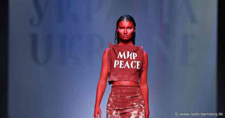Blutig-rote Models bei Show von ukrainischem Designer