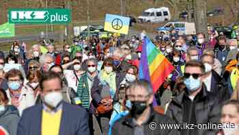 Iserlohn: 1000 Menschen demonstrieren gegen Ukraine-Krieg - IKZ News