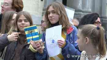 Leerlingen kleuren Brugge blauw-geel voor Oekraïne - Focus en WTV
