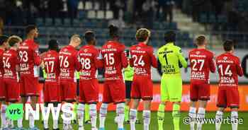 SV Zulte Waregem zamelt 4.643 euro in met veiling van shirts voor Oekraïense vluchtelingen - VRT NWS