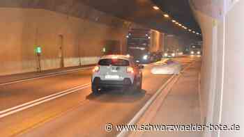 Gefahr im Kirchbergtunnel - Polizei muss Abfallsack mit Glaswolle ins Freie ziehen - Schwarzwälder Bote