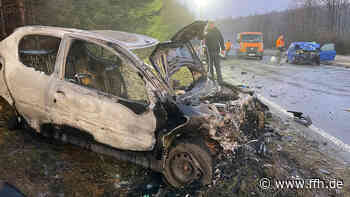 Unfall auf spiegelglatter Straße: Auto brennt bei Haina-Löhlbach aus - HIT RADIO FFH