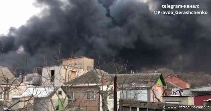 Guerra Russia-Ucraina, a Kharkiv in fiamme il più grande mercato dell’est del Paese: la città avvolta dal fumo – Video