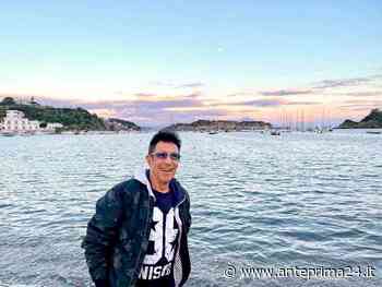 Bacoli, Edoardo Bennato sulla spiaggia liberata dagli abusi edilizi - anteprima24.it