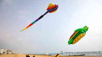 Nel cielo di Jesolo voleranno più di mille aquiloni realizzati a mano - VeneziaToday