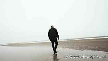 La spiaggia di Grado in copertina per il nuovo album di Fabri Fibra - TriestePrima