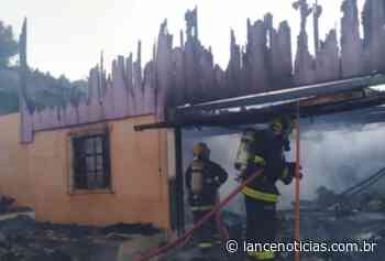 Residência é consumida por incêndio em Faxinal dos Guedes - Lance Notícias