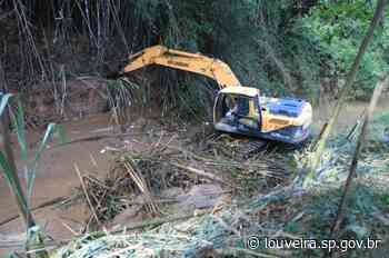 SERVIÇOS - Prefeitura inicia limpeza do Rio Capivari na região do Jardim Niero; bairro também terá mutirão nesta quinta-feira - Prefeitura de Louveira (.gov)