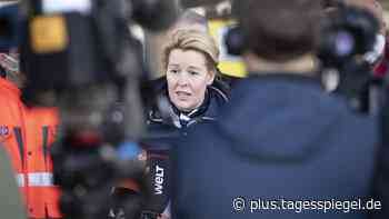 Flüchtlinge stehen Schlange vor Sozialämtern: Berliner Bezirke wollen Giffey kein Personal fürs Ankunftszentrum schicken - Tagesspiegel Plus