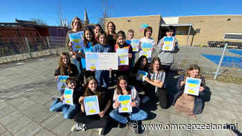 Kinderen verkopen zelfgemaakte posters en halen zo honderden euro's op voor Oekraïne - Omroep Zeeland