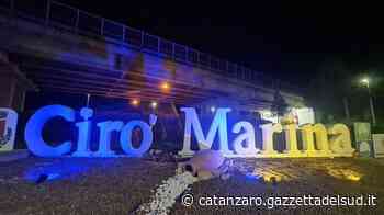 Crotone e la provincia abbracciano il popolo ucraino: i centri “indossano” il giallo e il blu FOT - Gazzetta del Sud - Edizione Catanzaro, Crotone, Vibo