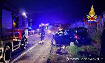 Incidente stradale a Crotone, scontro frontale tra due auto sulla 106: feriti in ospedale - LaC news24