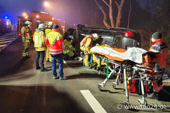 Unfall im Nebel: 73-Jährige kracht mit Wagen gegen Baum und kippt auf die Seite! - TAG24