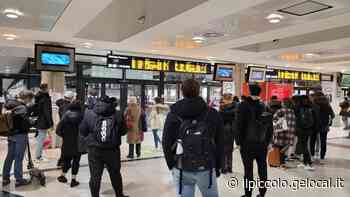 Ritardi fino a 60 minuti e caos in stazione a Trieste a causa di un guasto a un treno. Ancora pesanti disagi per i pendolari - Il Piccolo