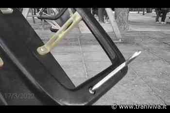 Giostrine distrutte e pericolose: "La grande bruttezza" in villa comunale - TraniViva