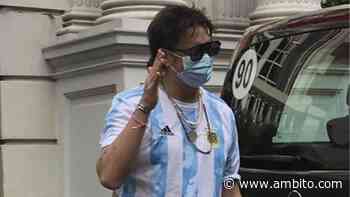 Julian Casablancas, cantante de The Strokes, camina Buenos Aires antes de su show en el Lollapalooza - ámbito.com
