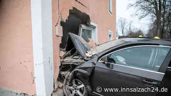 Auto in Hauswand gekracht - Entwarnung von Eigentümer und Bürgermeister