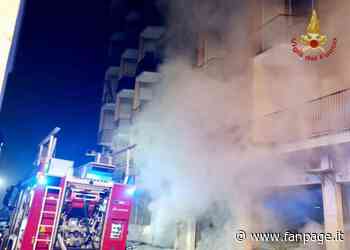 Incendio in un palazzo di 6 piani a Vigevano, persone intrappolate: evacuate 18 famiglie - Fanpage.it