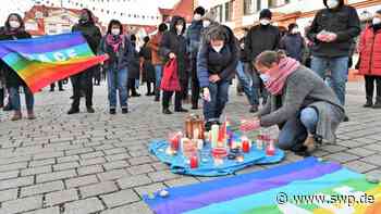 Friedensdemo in Ehingen: Mahnwache gegen Krieg: Gehörte die Gruppe mit der Russland-Fahne dazu? - SWP