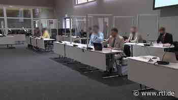 Prozessbeginn in Kiel nach Axt-Angriff: Neun Menschen sollen einen Mann schwer verletzt haben - RTL Online