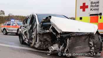 Unfall auf A94: AMG-Mercedes und Sattelzug krachen bei Buch am Buchrain zusammen