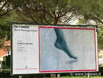 L'opera “Difettosa” nel quinto maxi-poster del progetto IN-iTINERE - tenews.it