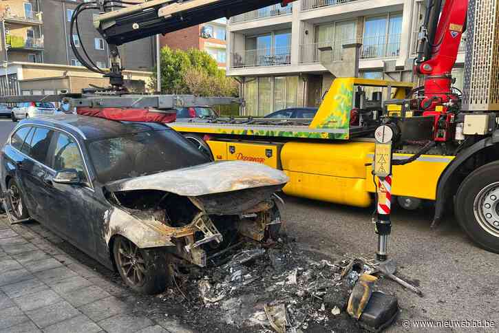 Hoboken beeft na vijftiende (!) autobrand in paar weken: “Opvallende politiecombi’s gaan dit probleem niet verhelpen”