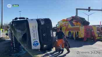 Verkeershinder door omgekantelde betonmixer in Genk - TV Limburg