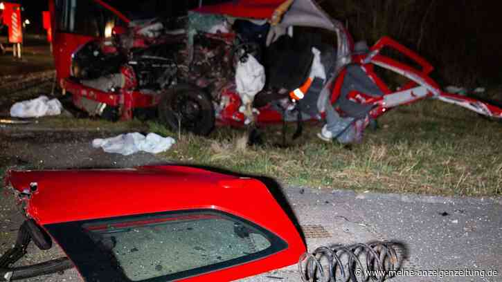 Auto stößt mit Traktorgespann zusammen: 85-Jähriger stirbt