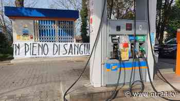 Benevento, blitz di CasaPound al distributore di benzina: sacche di sangue e striscione contro aumenti - NTR24