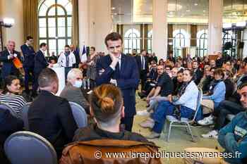 Simon, étudiant handicapé venu de Dax, a interpellé le candidat sur ses difficultés à poursuivre ses études - La République des Pyrénées