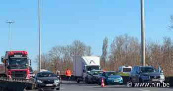 Enorme verkeershinder door ongeval met vier wagens op E40 tussen Erpe-Mere en Wetteren - Het Laatste Nieuws