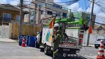 Morador reclama de atendimento da Coelba com escada quebrada; empresa nega - BNews