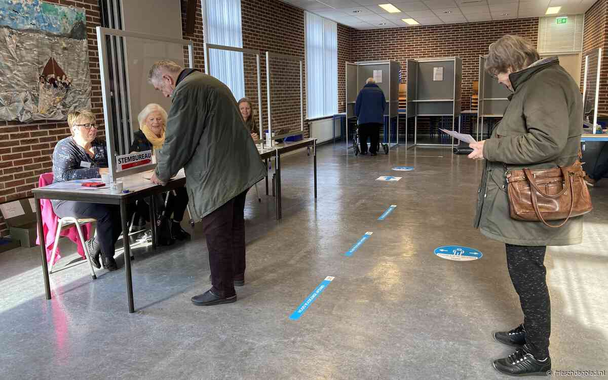 Stemmen in Paesens-Moddergat, het noordelijkste stembureau van (het vaste land van) Fryslân. Elke stem telt, dus het is prachtig om in eigen dorp te kunnen stemmen. - Friesch Dagblad