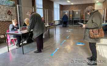 Stemmen in Paesens-Moddergat, het noordelijkste stembureau van (het vaste land van) Fryslân. Elke stem telt, dus het is prachtig om in eigen dorp te kunnen stemmen. - Friesch Dagblad