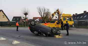 Auto over kop na botsing met betonnen driehoekjes langs weg in Meulebeke - Het Laatste Nieuws