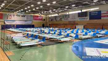 Ukraine Hilfsaktion: Feuerwehr Schwedt hilft in Polen Flüchtlingen aus der Ukraine mit Feldbetten - Märkische Onlinezeitung