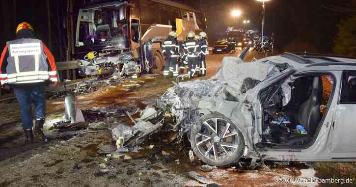 Auto kracht in Reisebus: Ein Toter und 13 Verletzte