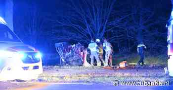 Auto breekt in twee stukken na knal tegen boom in Vriezenveen: 1 gewonde - Tubantia