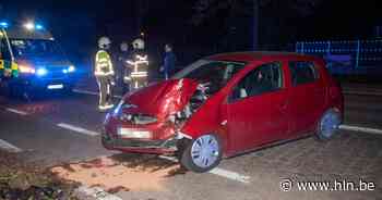 Wagen wijkt van baan af en knalt tegen boom op Zuidlaan - Het Laatste Nieuws