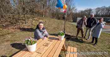 Gennep heeft herinneringsplek aan coronatijd met picknicktafel en 'boom van liefde' - De Gelderlander
