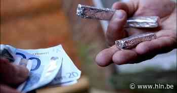 Dealer klapt dicht wanneer politie zijn gsm bekijkt - Het Laatste Nieuws