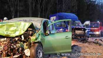 Fünf Verletzte bei Kollision von Auto mit Pritschen-Lkw - Süddeutsche Zeitung - SZ.de