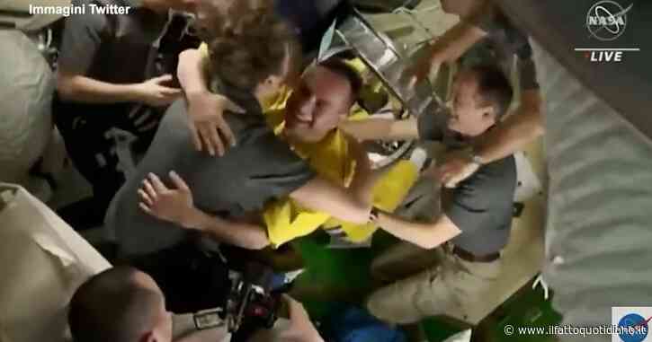 Aperto il portello che separa la Stazione spaziale internazionale dalla Soyouz: abbracci ai russi avvolti nei colori della bandiera ucraina