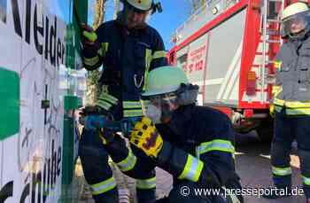 FW-Schermbeck: Tier in Altkleidercontainer