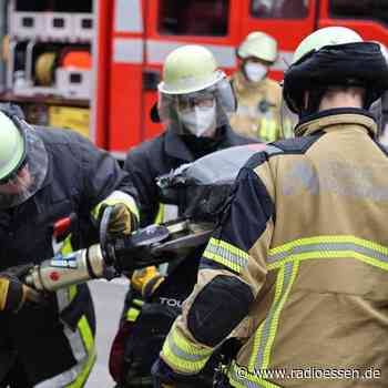 Verkehrsunfall in Essen: Siebeneinhalb Tonnen schwerer LKW fährt auf Auto, eine Person schwer verletzt - Radio Essen